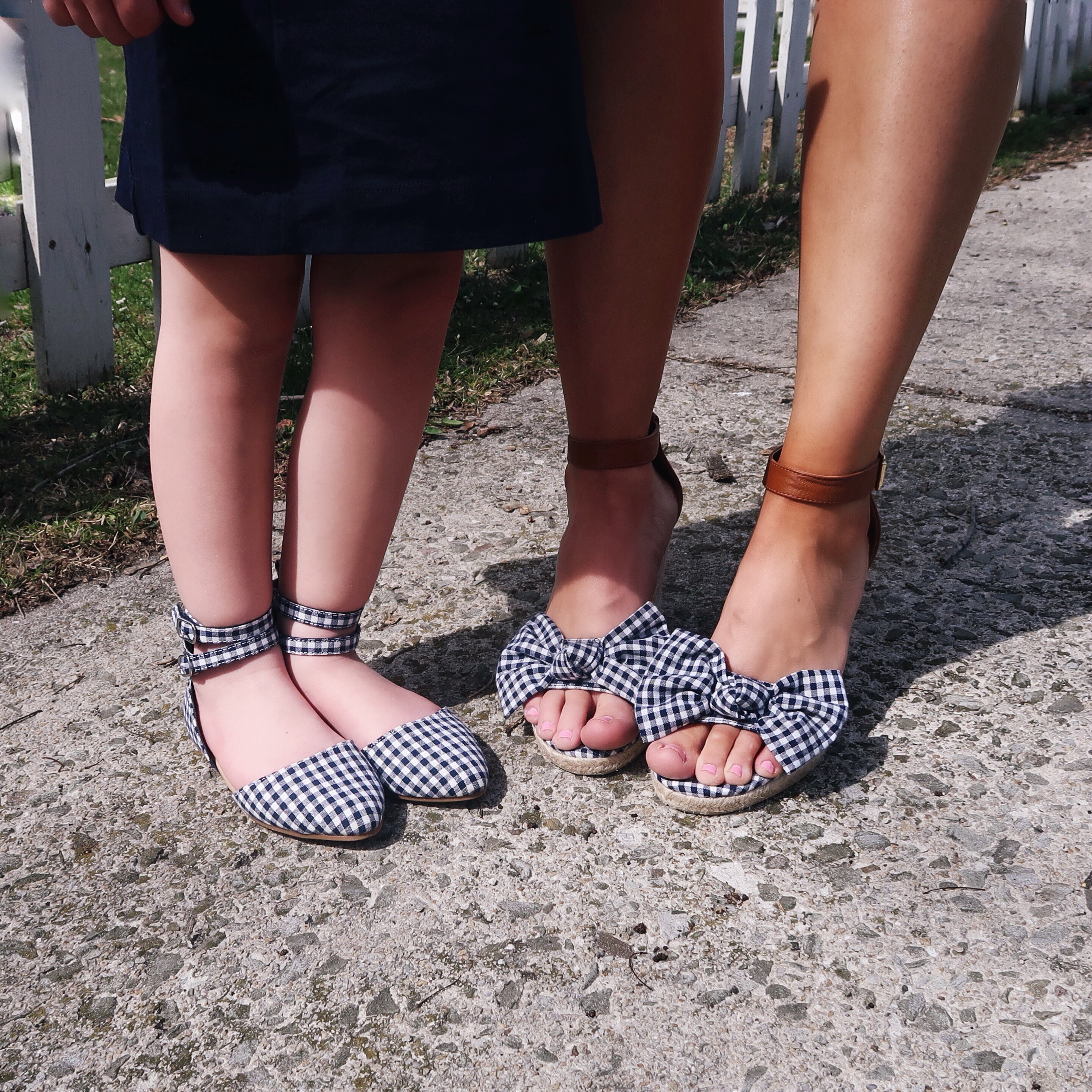 Mommy and Me Outfits | Gingham Shoes & Matching Dresses | Preppy Outfits | Twinning | Matching Outfits #mommyandme #gingham