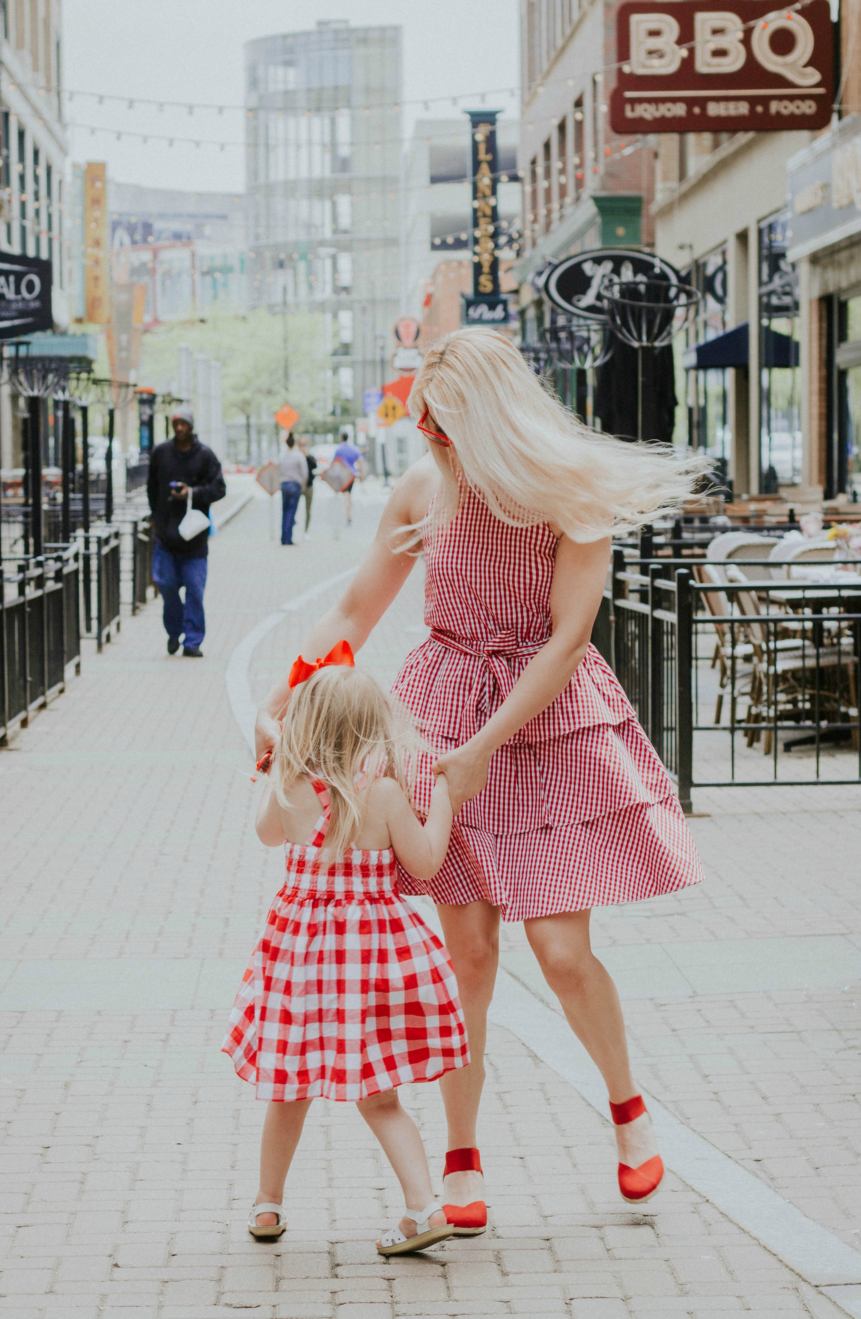 Shoot My Travel | Mommy and Me Gingham Dresses Perfect for Memorial Day | Memorial Day Outfit Ideas | #MommyandMe #Gingham #MemorialDay #Preppy 