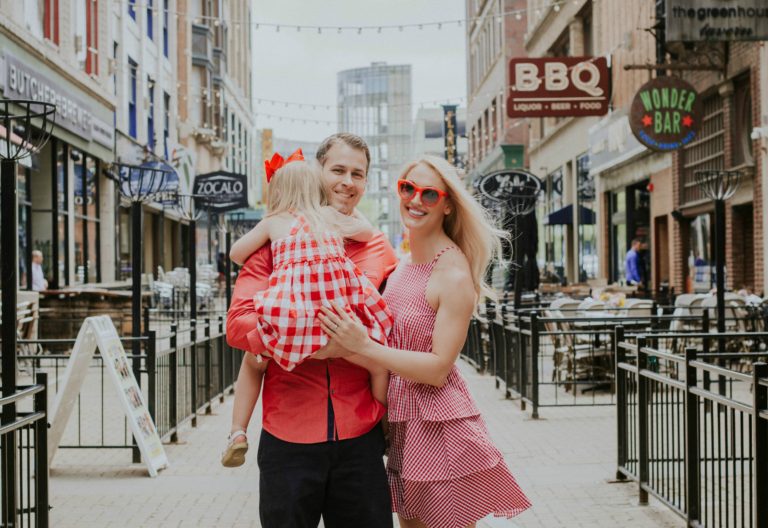 Shoot My Travel | Mommy and Me Gingham Dresses Perfect for Memorial Day | Memorial Day Outfit Ideas | #MommyandMe #Gingham #MemorialDay #Preppy