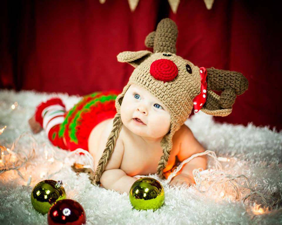 Baby's First Christmas | Family Holiday Picture Ideas | #familypictures #holidayoutfits | www.styleherstrong.com