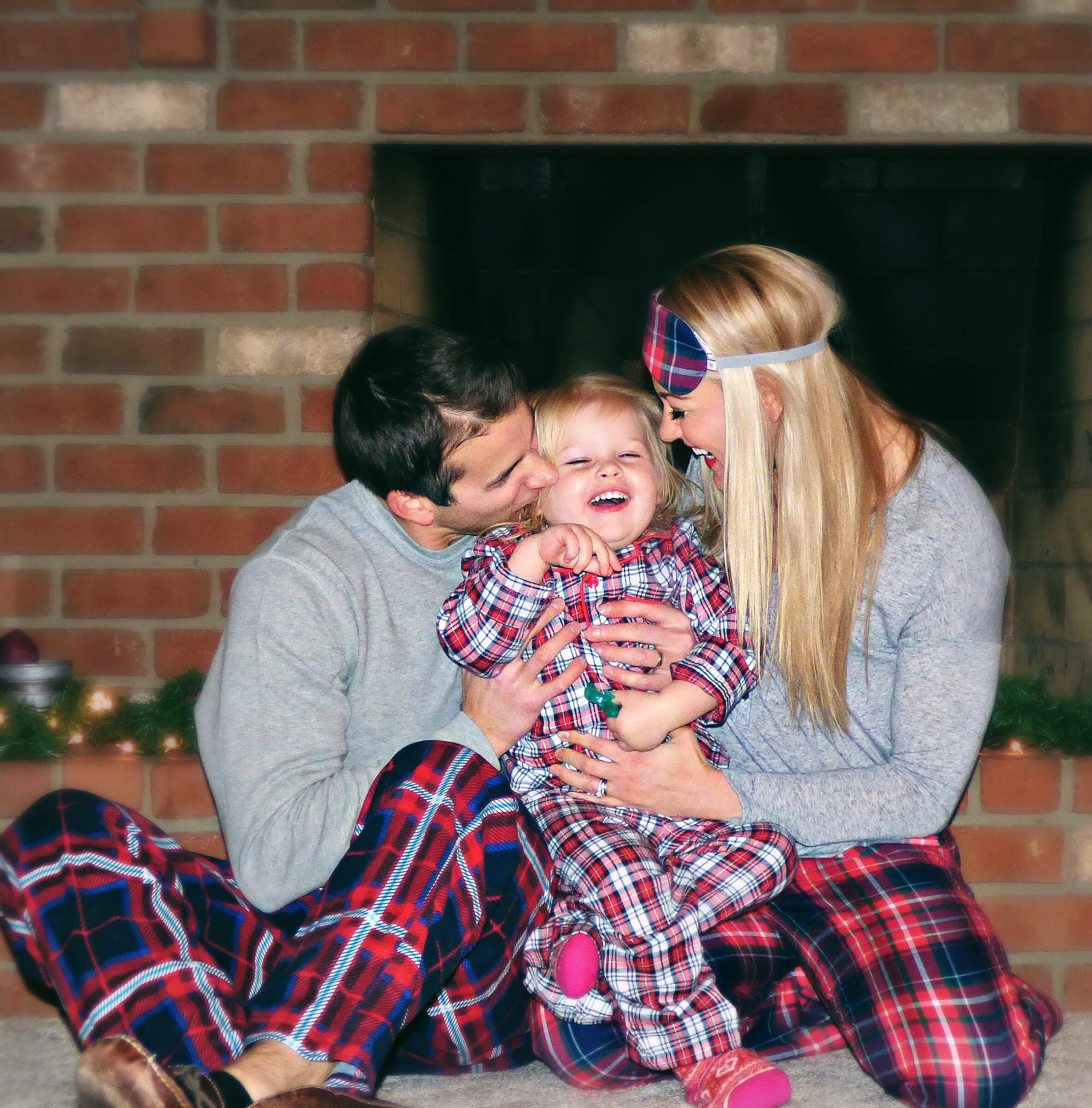 Family Matching Christmas Pajamas | Plaid | www.styleherstrong.com | #familymatchingpajamas #christmaspajamas