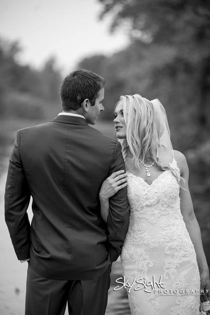 Wedding Photography | Pittsburgh Wedding | Lace Wedding Dress | #weddingdress #weddingphotography #wedding www.styleherstrong.com