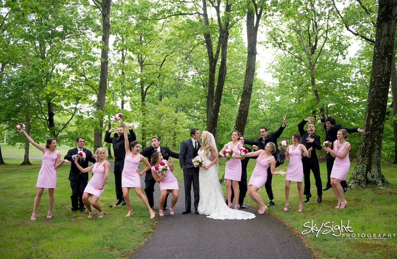 Preppy Wedding | Bridal Party Picture | Southern Wedding | Bridal Party #wedding www.styleherstrong.com