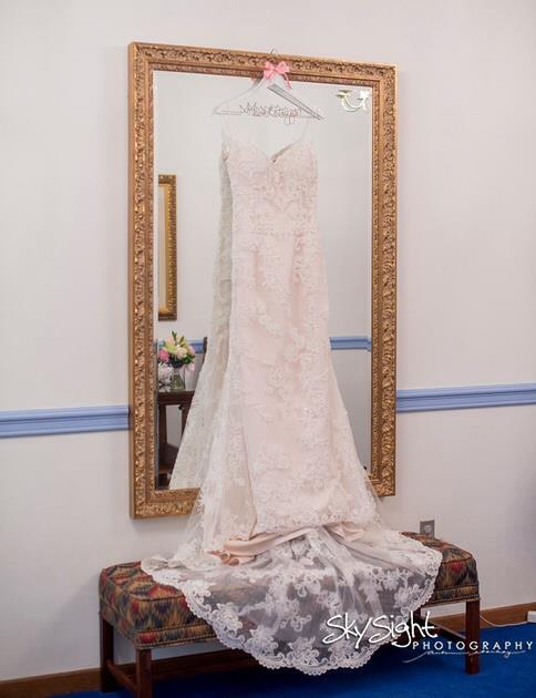 Wedding Photography | Pittsburgh Wedding | Lace Wedding Dress | #weddingdress #weddingphotography #wedding www.styleherstrong.com