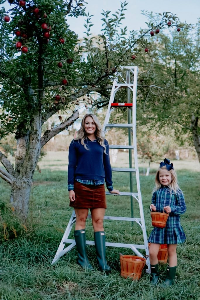 Apple Picking in Pennsylvania | Apple Picking near Pittsburgh | Family Fall Outfits | Preppy Fall Outfit | #mommyandme #matchingoutfits #applepicking