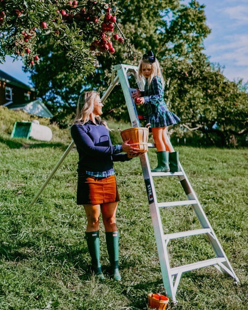 Apple Picking in Pennsylvania | Apple Picking near Pittsburgh | Family Fall Outfits | Preppy Fall Outfit | #mommyandme #matchingoutfits #applepicking