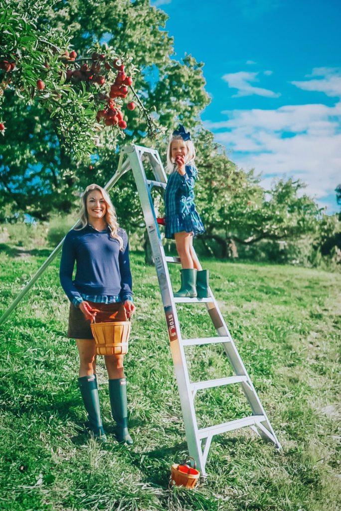 Apple Picking in Pennsylvania | Apple Picking near Pittsburgh | Family Fall Outfits | Preppy Fall Outfit | #mommyandme #matchingoutfits #applepicking