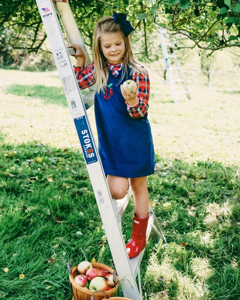 Apple Picking | Apple Picking in the Fall | Preppy Fall Outfits | Family Fall Bucket List | Fun Fall Traditions | Family Photo Outfits | Gluten Free Apple Crisp Recipe