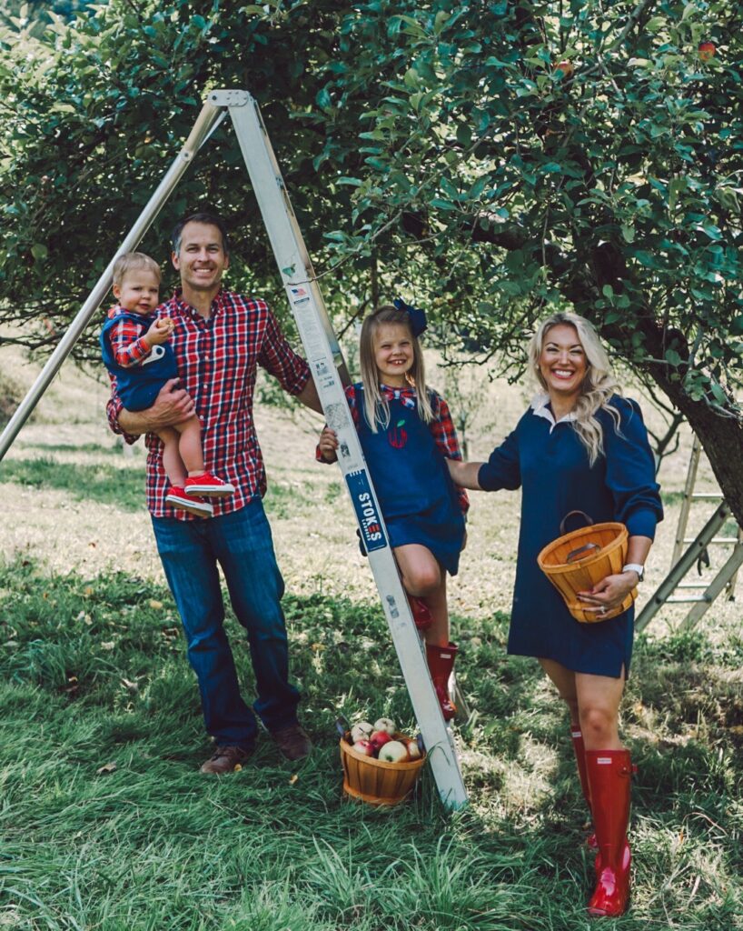 Apple Picking | Apple Picking in the Fall | Preppy Fall Outfits | Family Fall Bucket List | Fun Fall Traditions | Family Photo Outfits