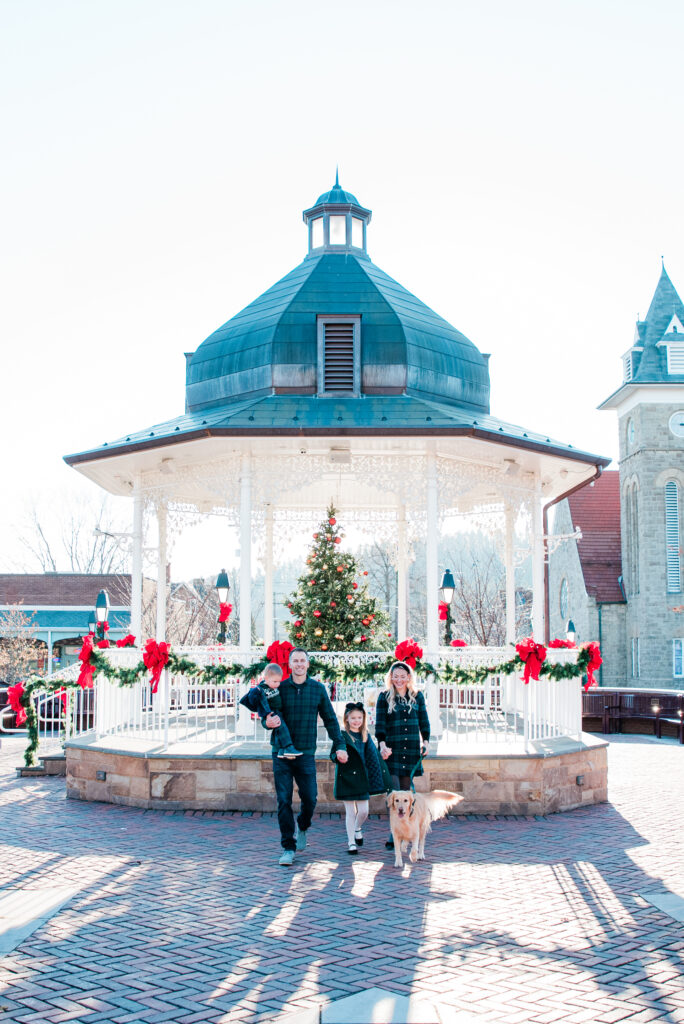 Family Christmas Card Photos | Holiday Card Ideas | Family Photo Outfits | Family Outfits | Christmas Outfits