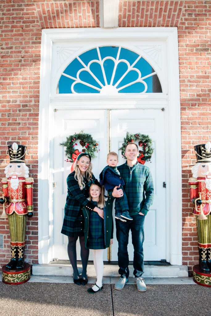 Family Christmas Card Photos | Holiday Card Ideas | Family Photo Outfits | Family Outfits | Christmas Outfits