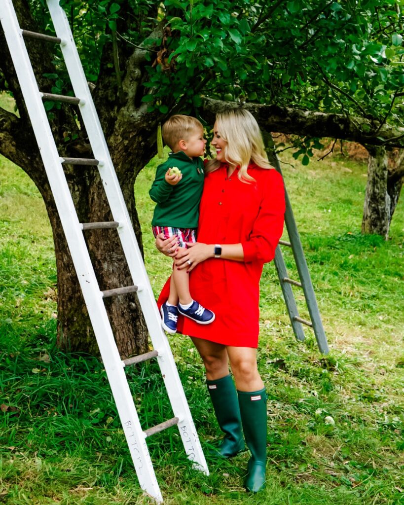 Apple Picking | Fall Family Bucketlist | Fall Bucketlist | Apple Picking Pictures | Family Photo Outfits