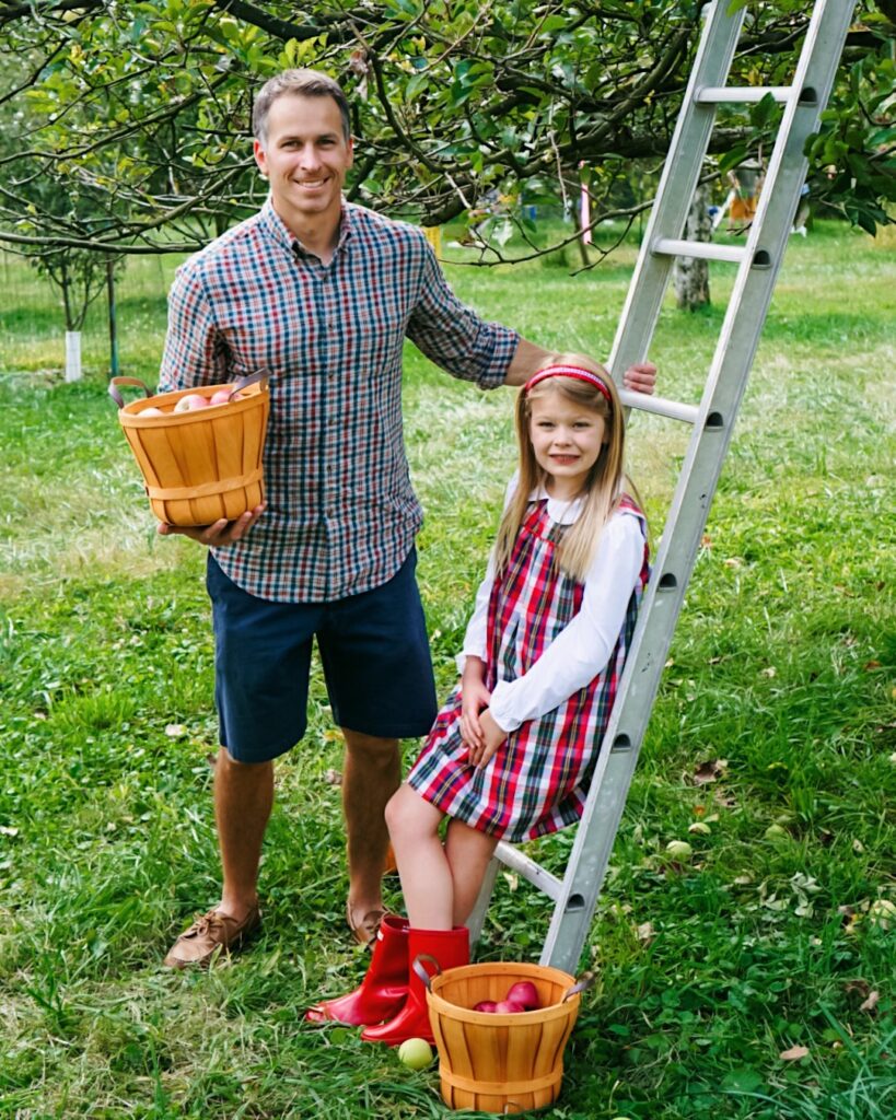 Apple Picking | Fall Family Bucketlist | Fall Bucketlist | Apple Picking Pictures | Family Photo Outfits