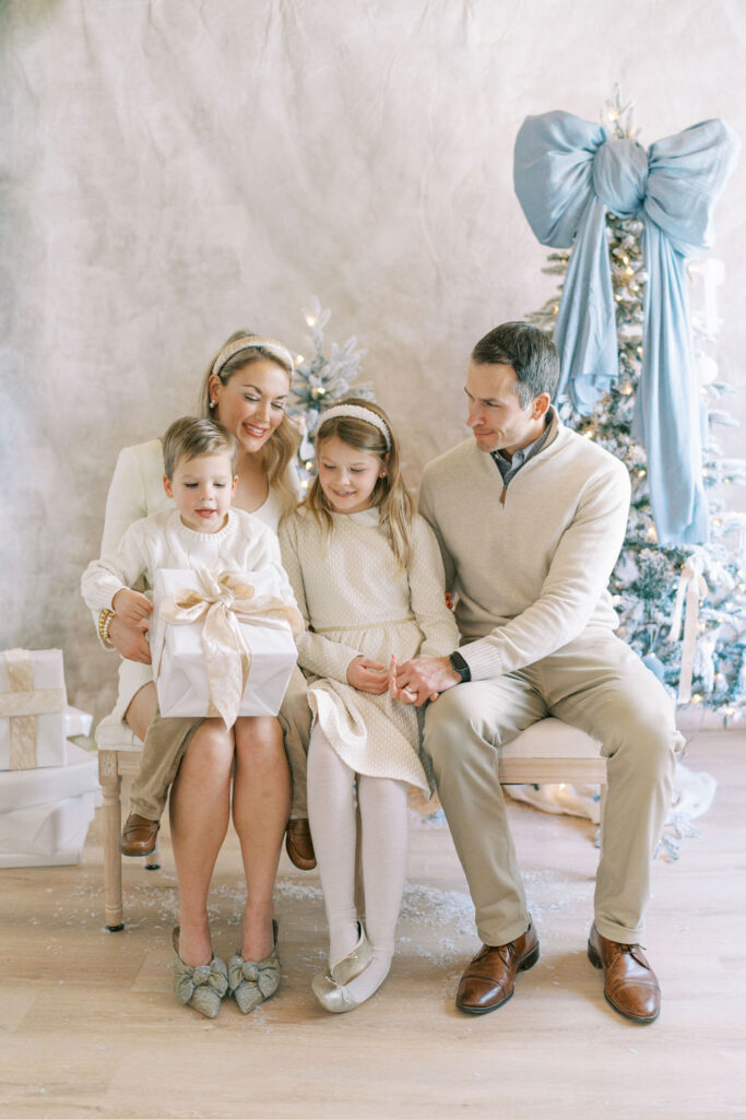 Neutral Family Photo Outfits | Family Photo Outfits | Pittsburgh Photographrt | Family Photos