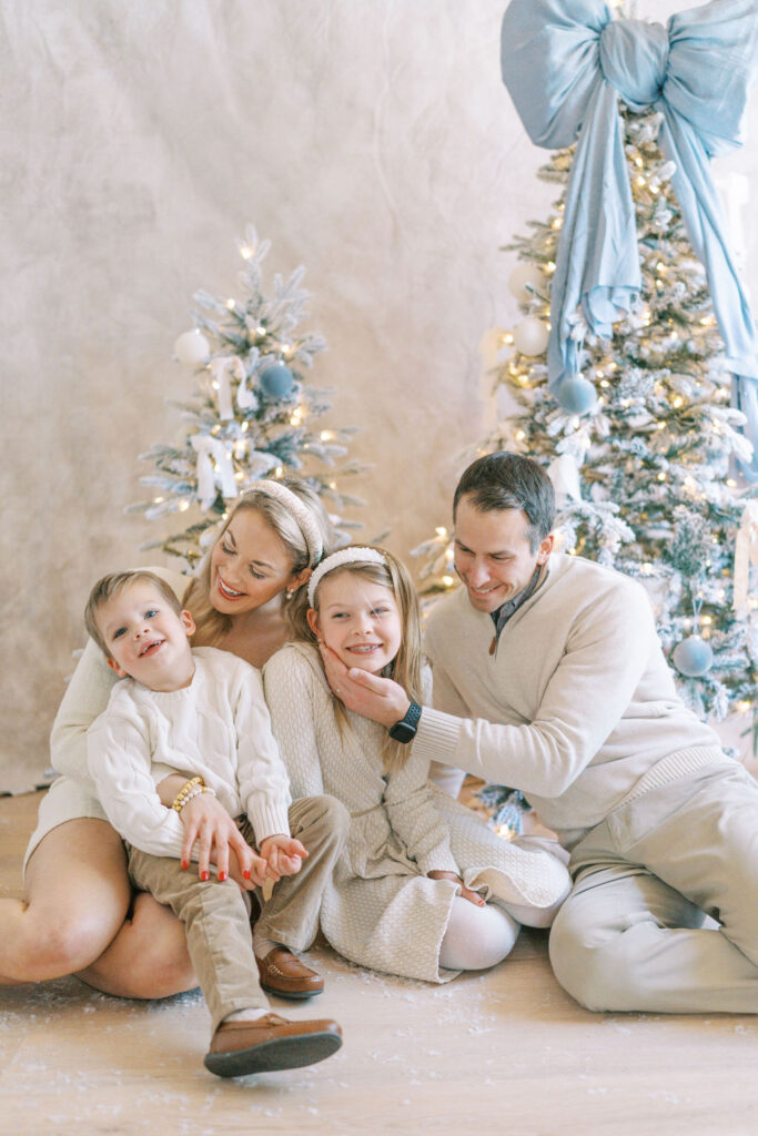 Neutral Family Photo Outfits | Family Photo Outfits | Pittsburgh Photographrt | Family Photos